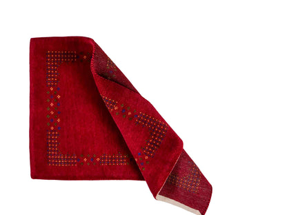 Handgeknüpfter Indo Loribaft Orientteppich von Khademi aus Wolle, rot. Geometrisches Nomaden-Design. Von Hand geknüpft in Indien. Größe: 92x62cm. Teppichnummer: KB4-1729. Verkauf durch Jupiter Intl.