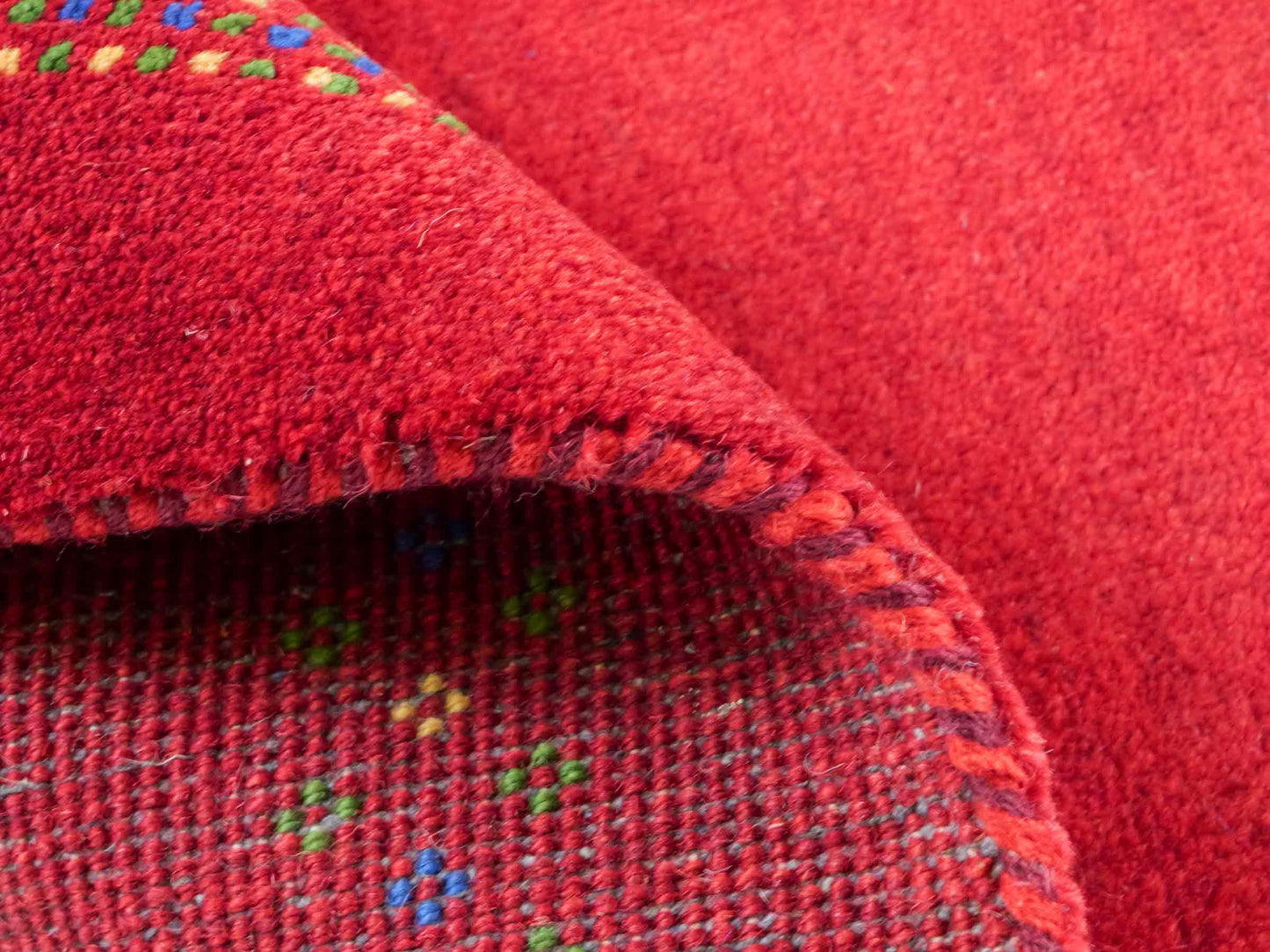 Handgeknüpfter Indo Loribaft Orientteppich von Khademi aus Wolle, rot. Geometrisches Nomaden-Design. Von Hand geknüpft in Indien. Größe: 92x62cm. Teppichnummer: KB4-1729. Verkauf durch Jupiter Intl.