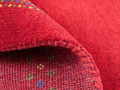 Handgeknüpfter Indo Loribaft Orientteppich von Khademi aus Wolle, rot. Geometrisches Nomaden-Design. Von Hand geknüpft in Indien. Größe: 92x62cm. Teppichnummer: KB4-1729. Verkauf durch Jupiter Intl.