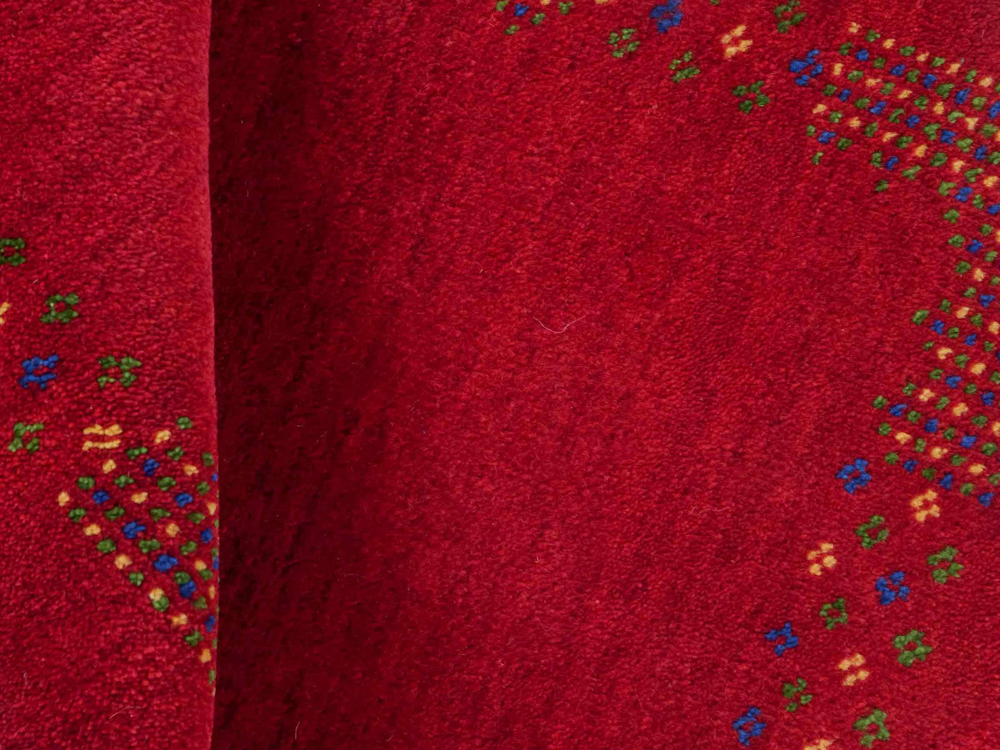 Handgeknüpfter Indo Loribaft Orientteppich von Khademi aus Wolle, rot. Geometrisches Nomaden-Design. Von Hand geknüpft in Indien. Größe: 92x62cm. Teppichnummer: KB4-1729. Verkauf durch Jupiter Intl.