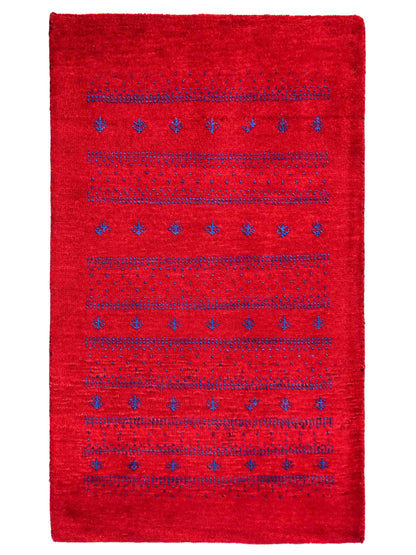 Handgeknüpfter Indo Loribaft Orientteppich von Khademi aus Wolle, rot. Geometrisches Nomaden-Design. Von Hand geknüpft in Indien. Größe: 92x64cm. Teppichnummer: KB4-1746. Verkauf durch Jupiter Intl.