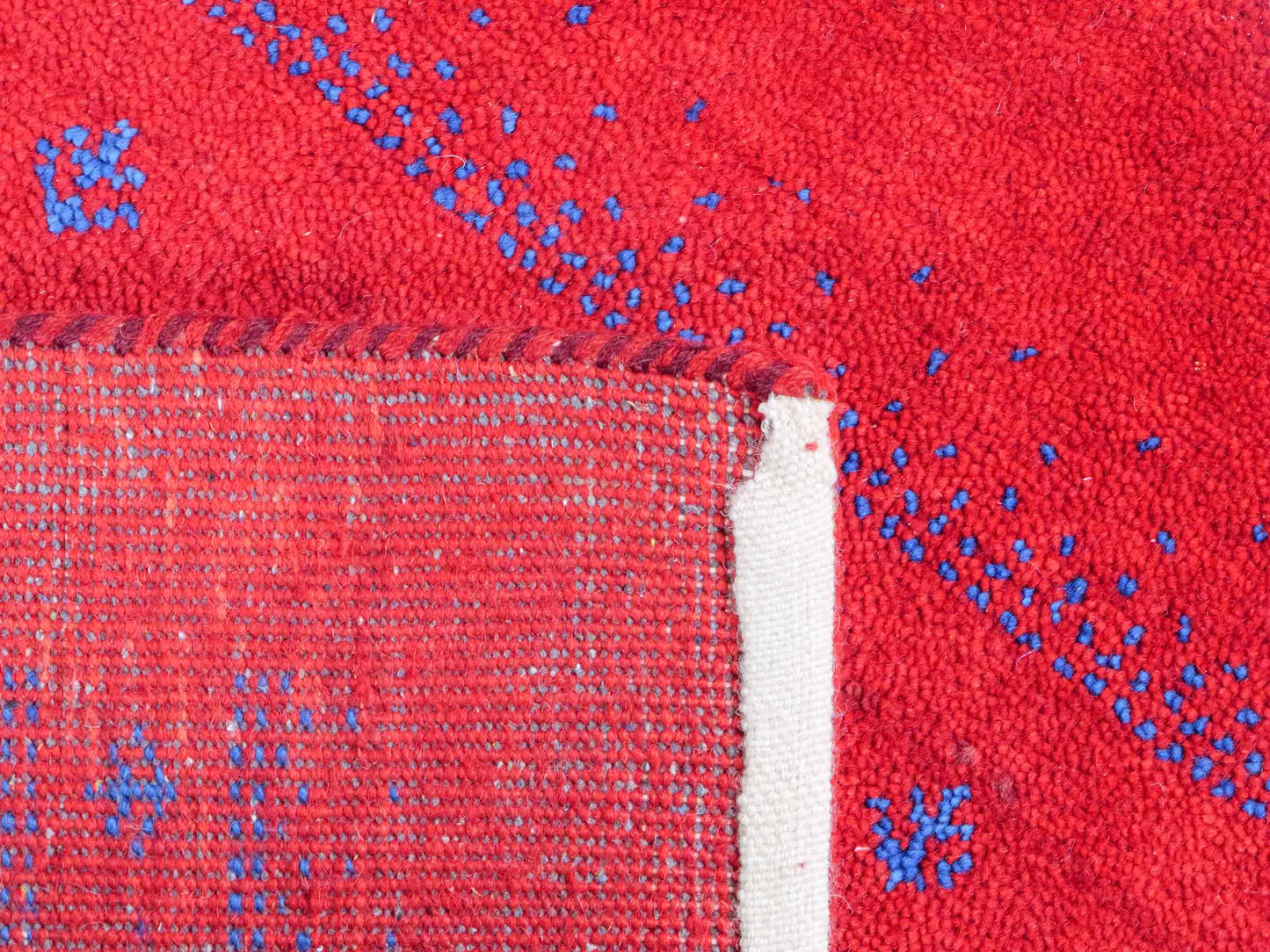 Handgeknüpfter Indo Loribaft Orientteppich von Khademi aus Wolle, rot. Geometrisches Nomaden-Design. Von Hand geknüpft in Indien. Größe: 92x64cm. Teppichnummer: KB4-1746. Verkauf durch Jupiter Intl.