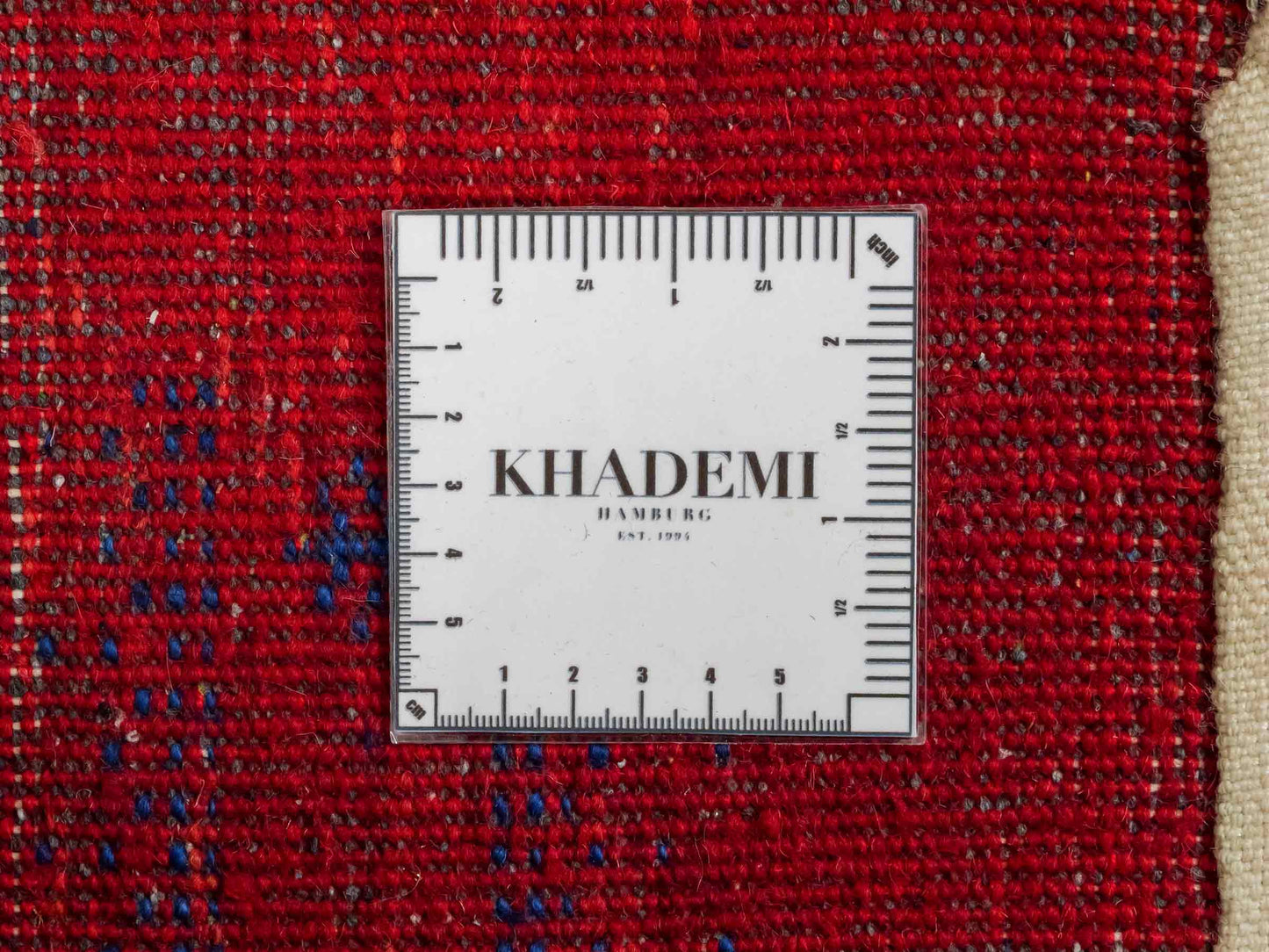 Handgeknüpfter Indo Loribaft Orientteppich von Khademi aus Wolle, rot. Geometrisches Nomaden-Design. Von Hand geknüpft in Indien. Größe: 92x64cm. Teppichnummer: KB4-1746. Verkauf durch Jupiter Intl.