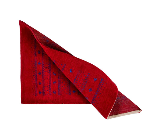 Handgeknüpfter Indo Loribaft Orientteppich von Khademi aus Wolle, rot. Geometrisches Nomaden-Design. Von Hand geknüpft in Indien. Größe: 92x64cm. Teppichnummer: KB4-1746. Verkauf durch Jupiter Intl.