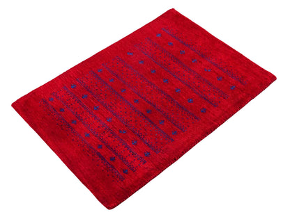 Handgeknüpfter Indo Loribaft Orientteppich von Khademi aus Wolle, rot. Geometrisches Nomaden-Design. Von Hand geknüpft in Indien. Größe: 92x64cm. Teppichnummer: KB4-1746. Verkauf durch Jupiter Intl.