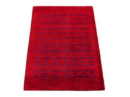 Handgeknüpfter Indo Loribaft Orientteppich von Khademi aus Wolle, rot. Geometrisches Nomaden-Design. Von Hand geknüpft in Indien. Größe: 92x64cm. Teppichnummer: KB4-1746. Verkauf durch Jupiter Intl.