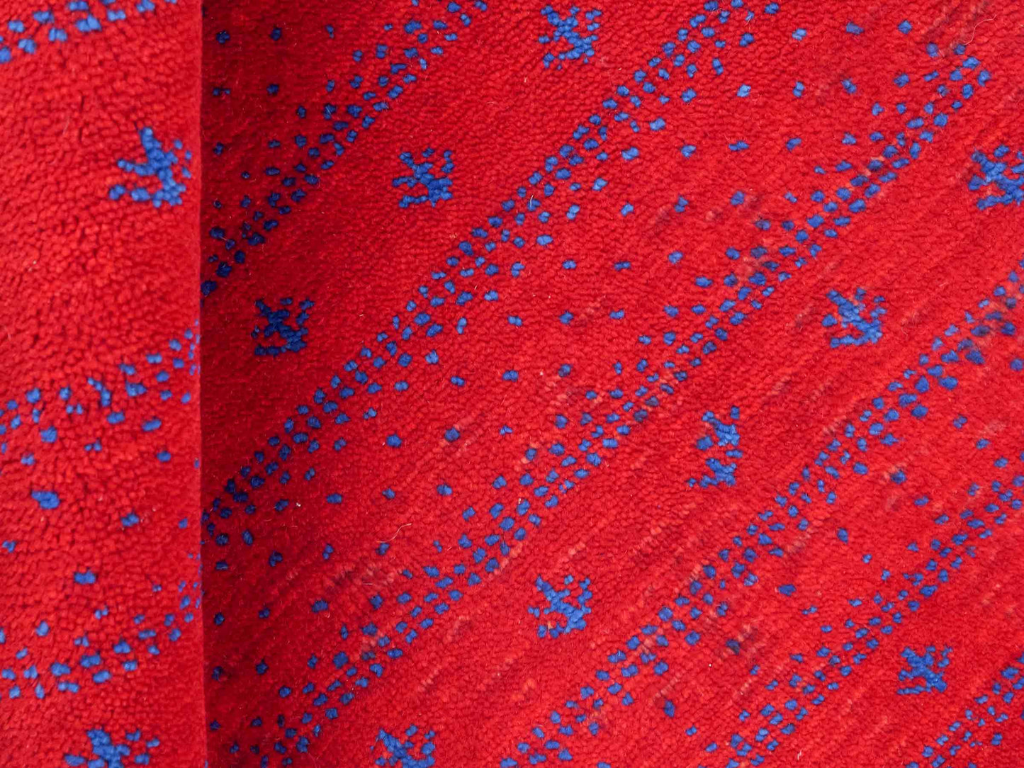 Handgeknüpfter Indo Loribaft Orientteppich von Khademi aus Wolle, rot. Geometrisches Nomaden-Design. Von Hand geknüpft in Indien. Größe: 92x64cm. Teppichnummer: KB4-1746. Verkauf durch Jupiter Intl.