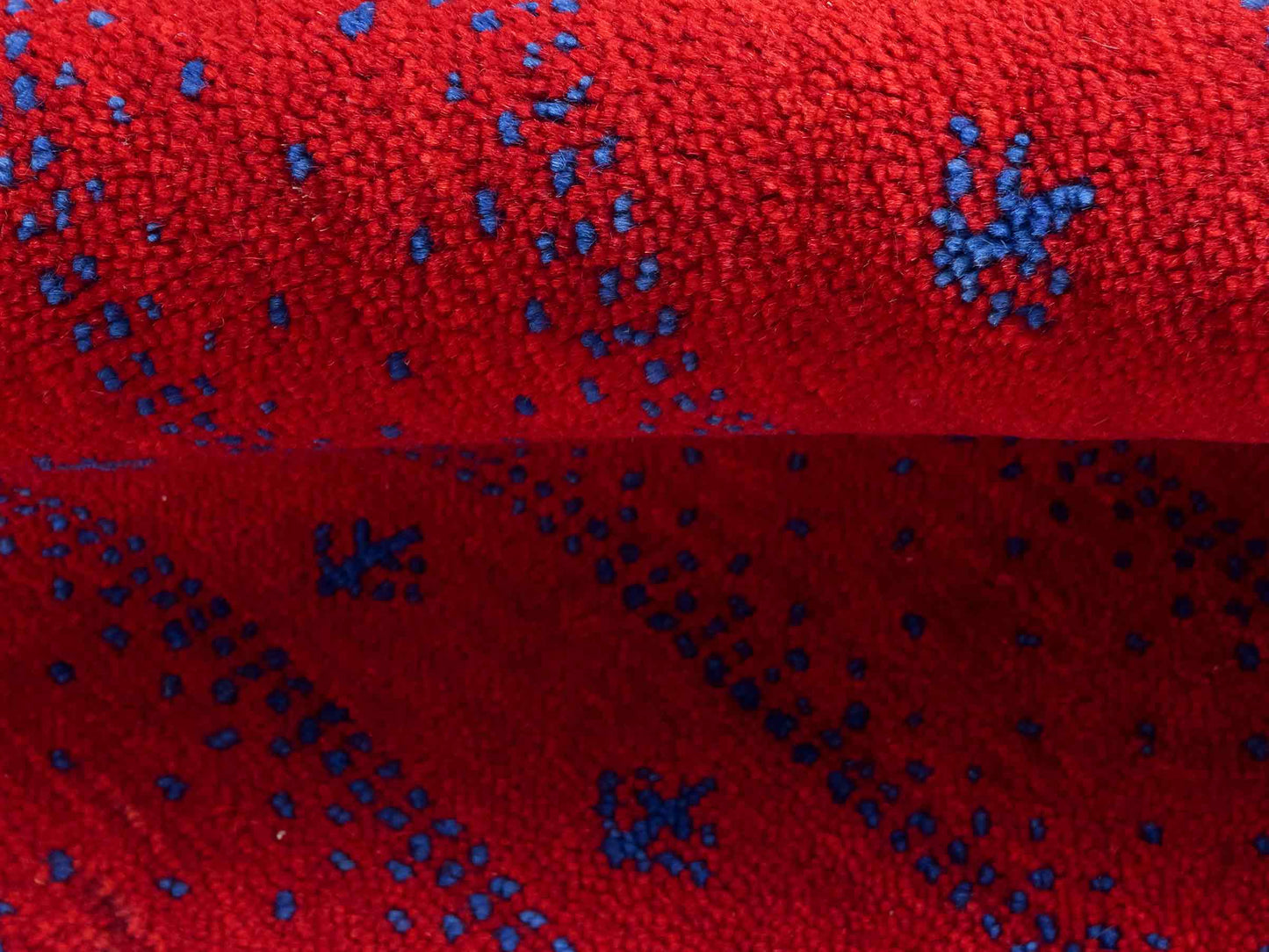 Handgeknüpfter Indo Loribaft Orientteppich von Khademi aus Wolle, rot. Geometrisches Nomaden-Design. Von Hand geknüpft in Indien. Größe: 92x64cm. Teppichnummer: KB4-1746. Verkauf durch Jupiter Intl.