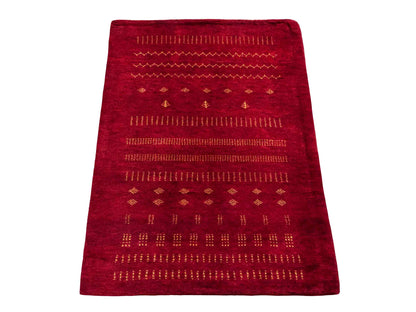 Handgeknüpfter Indo Loribaft Orientteppich von Khademi aus Wolle, rot. Geometrisches Nomaden-Design. Von Hand geknüpft in Indien. Größe: 92x65cm. Teppichnummer: KB4-1764. Verkauf durch Jupiter Intl.