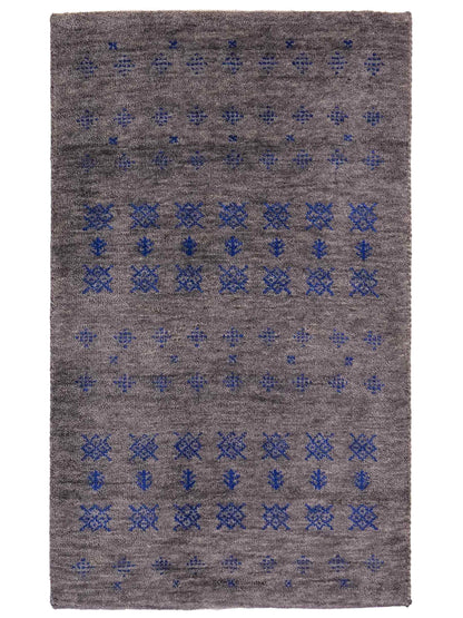 Handgeknüpfter Indo Loribaft Orientteppich von Khademi aus Wolle, grau. Geometrisches Nomaden-Design. Von Hand geknüpft in Indien. Größe: 93x58cm. Teppichnummer: KB4-1762. Verkauf durch Jupiter Intl.