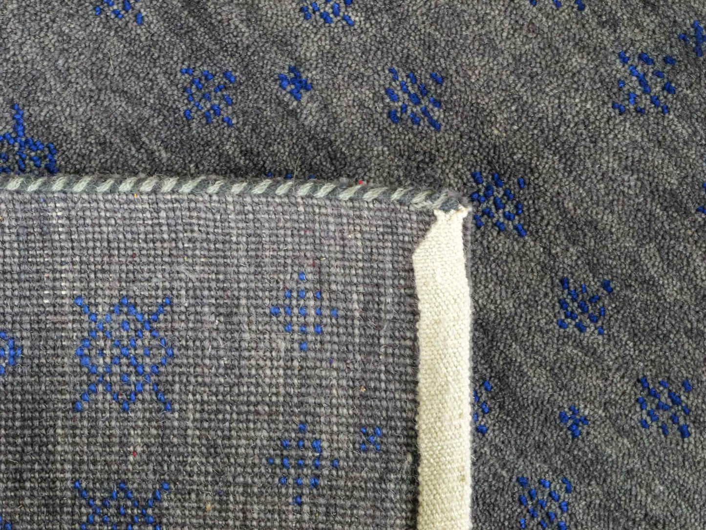 Handgeknüpfter Indo Loribaft Orientteppich von Khademi aus Wolle, grau. Geometrisches Nomaden-Design. Von Hand geknüpft in Indien. Größe: 93x58cm. Teppichnummer: KB4-1762. Verkauf durch Jupiter Intl.