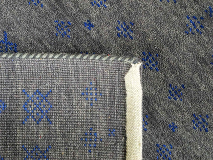 Handgeknüpfter Indo Loribaft Orientteppich von Khademi aus Wolle, grau. Geometrisches Nomaden-Design. Von Hand geknüpft in Indien. Größe: 93x58cm. Teppichnummer: KB4-1762. Verkauf durch Jupiter Intl.