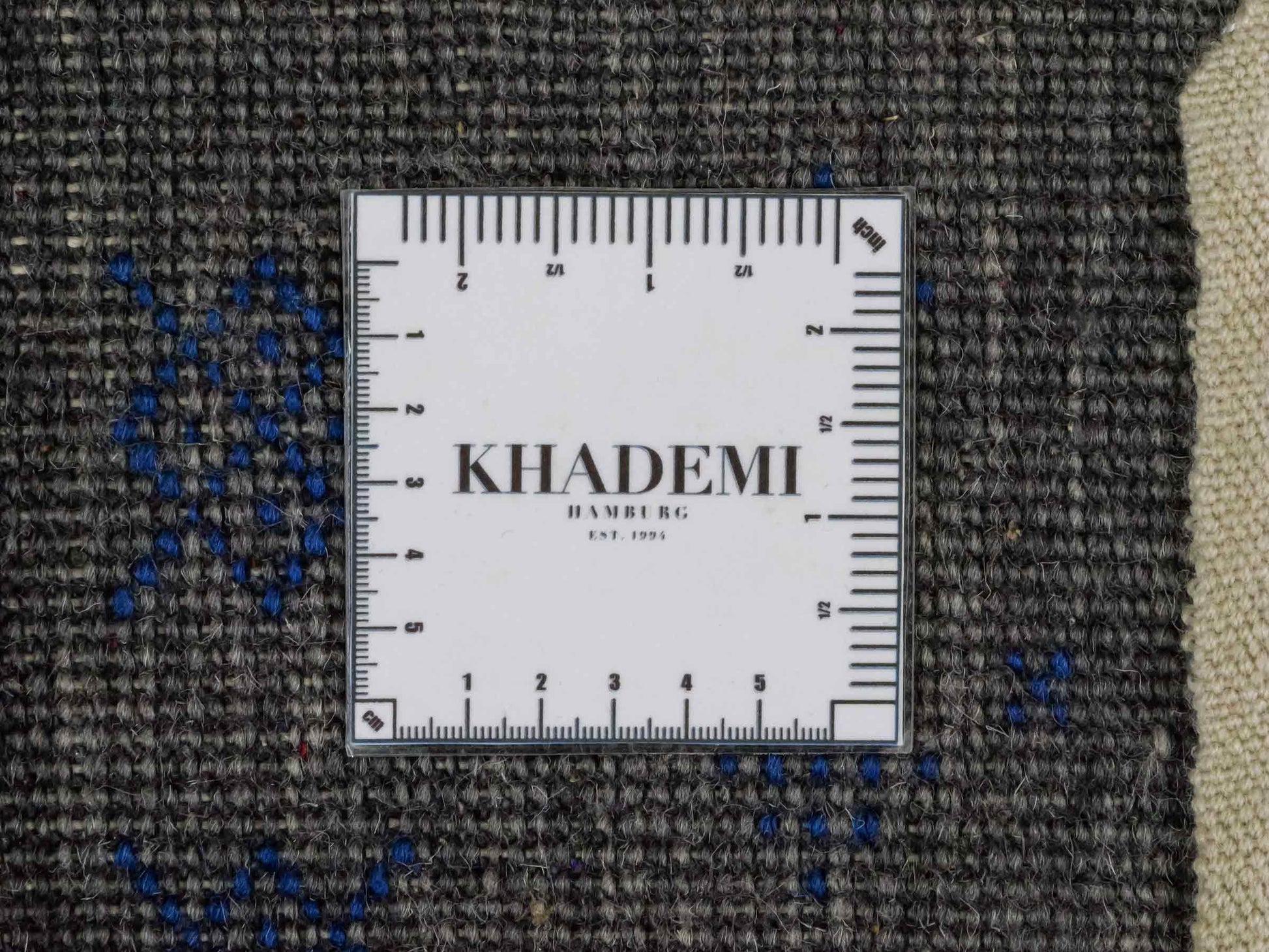 Handgeknüpfter Indo Loribaft Orientteppich von Khademi aus Wolle, grau. Geometrisches Nomaden-Design. Von Hand geknüpft in Indien. Größe: 93x58cm. Teppichnummer: KB4-1762. Verkauf durch Jupiter Intl.