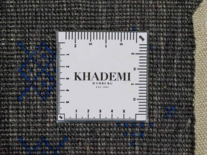 Handgeknüpfter Indo Loribaft Orientteppich von Khademi aus Wolle, grau. Geometrisches Nomaden-Design. Von Hand geknüpft in Indien. Größe: 93x58cm. Teppichnummer: KB4-1762. Verkauf durch Jupiter Intl.