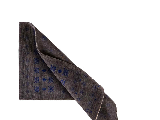 Handgeknüpfter Indo Loribaft Orientteppich von Khademi aus Wolle, grau. Geometrisches Nomaden-Design. Von Hand geknüpft in Indien. Größe: 93x58cm. Teppichnummer: KB4-1762. Verkauf durch Jupiter Intl.