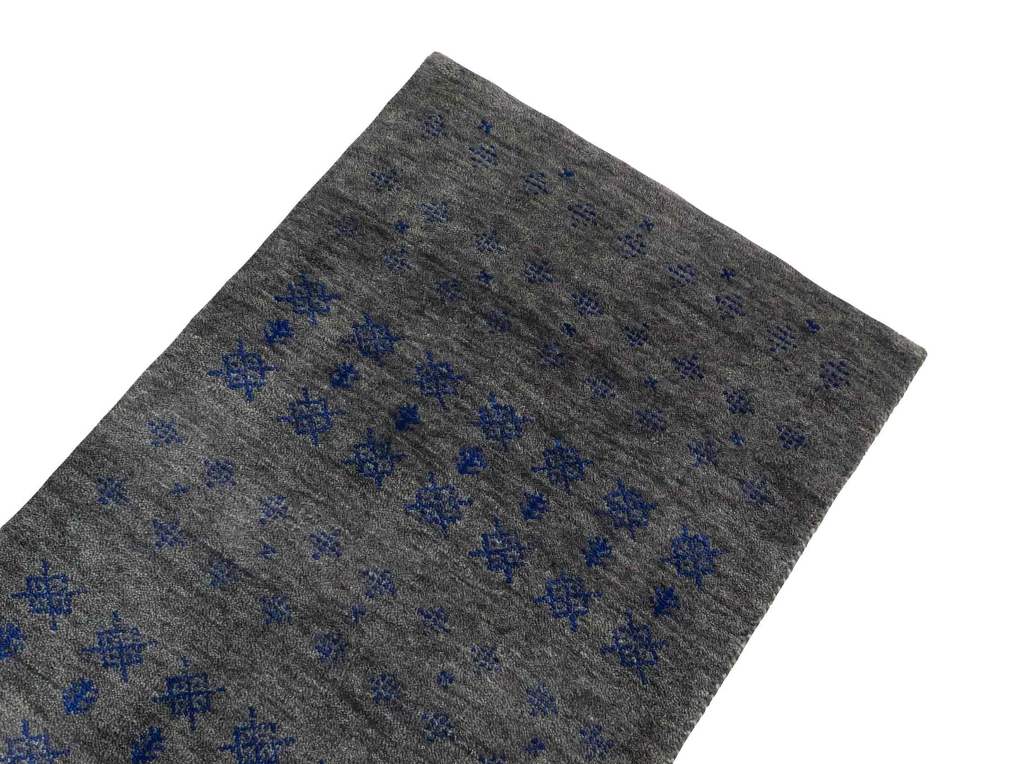 Handgeknüpfter Indo Loribaft Orientteppich von Khademi aus Wolle, grau. Geometrisches Nomaden-Design. Von Hand geknüpft in Indien. Größe: 93x58cm. Teppichnummer: KB4-1762. Verkauf durch Jupiter Intl.