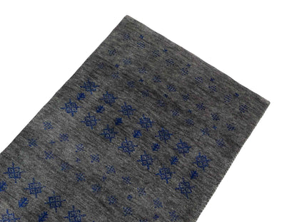 Handgeknüpfter Indo Loribaft Orientteppich von Khademi aus Wolle, grau. Geometrisches Nomaden-Design. Von Hand geknüpft in Indien. Größe: 93x58cm. Teppichnummer: KB4-1762. Verkauf durch Jupiter Intl.