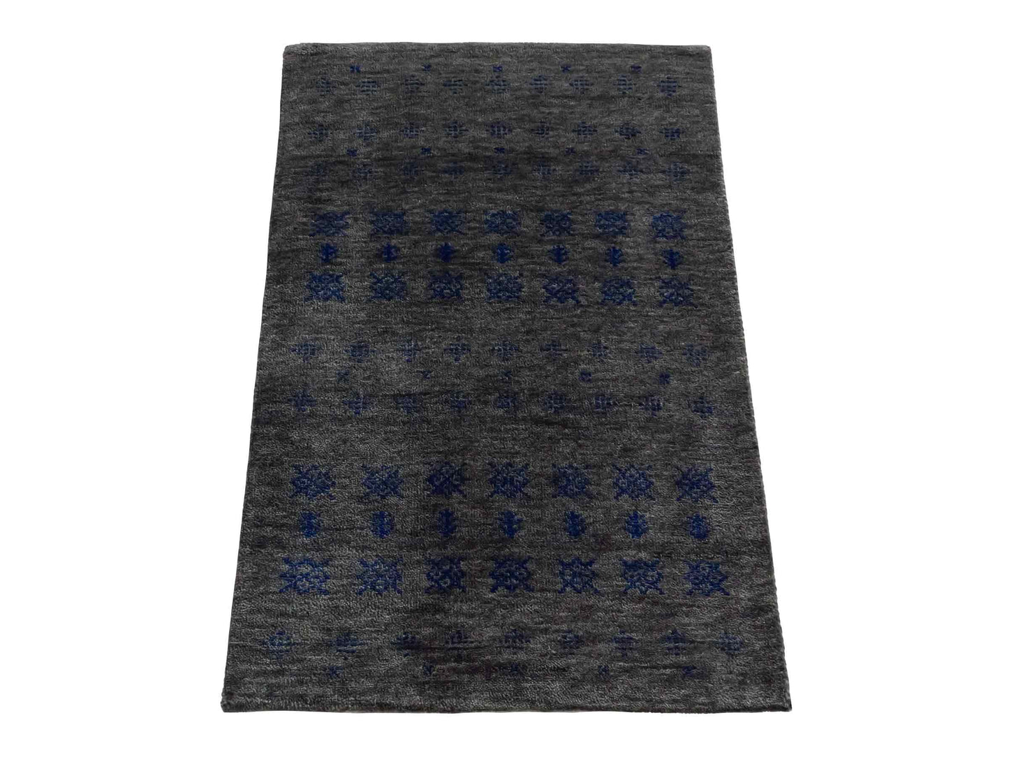 Handgeknüpfter Indo Loribaft Orientteppich von Khademi aus Wolle, grau. Geometrisches Nomaden-Design. Von Hand geknüpft in Indien. Größe: 93x58cm. Teppichnummer: KB4-1762. Verkauf durch Jupiter Intl.