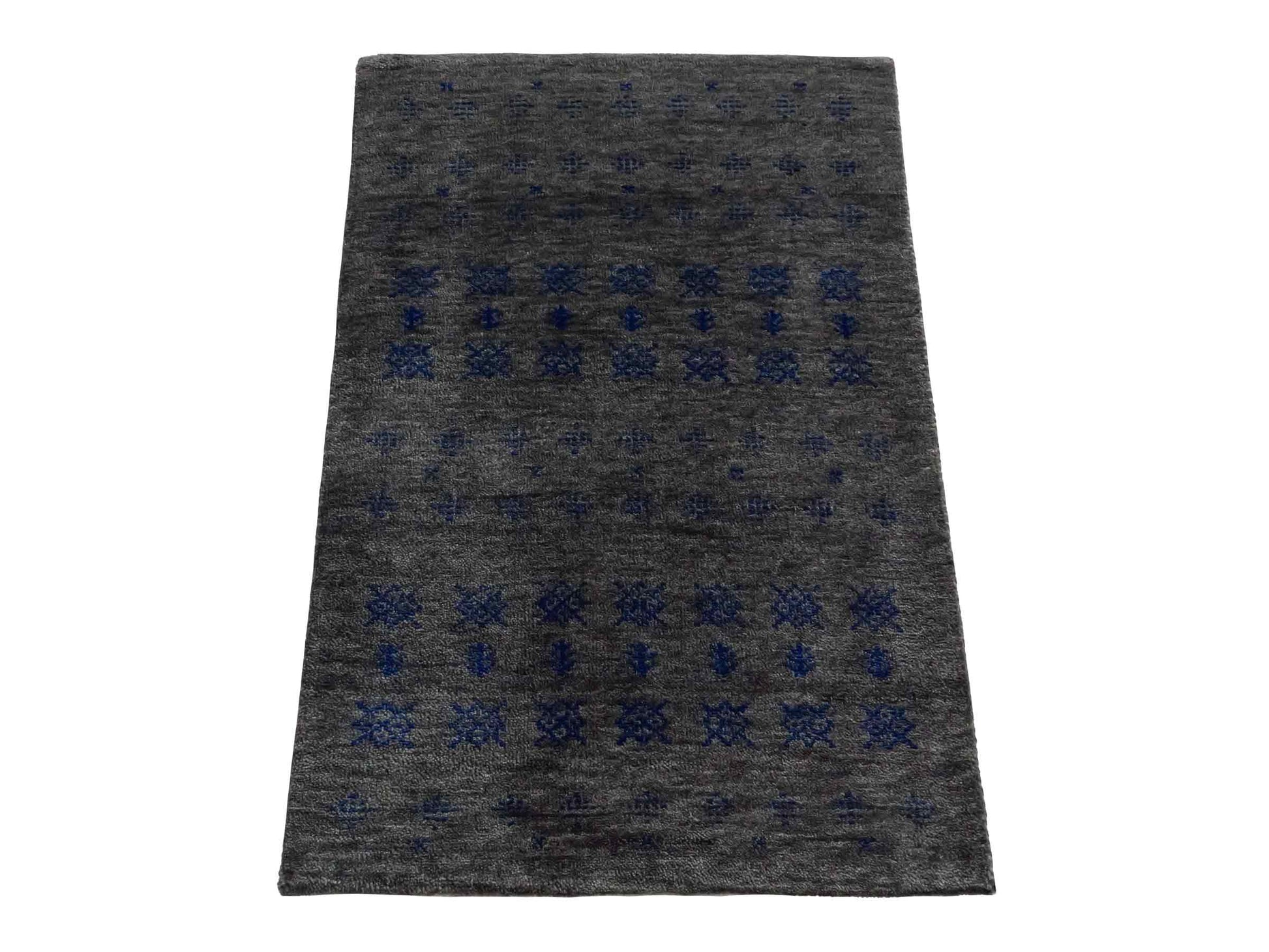 Handgeknüpfter Indo Loribaft Orientteppich von Khademi aus Wolle, grau. Geometrisches Nomaden-Design. Von Hand geknüpft in Indien. Größe: 93x58cm. Teppichnummer: KB4-1762. Verkauf durch Jupiter Intl.