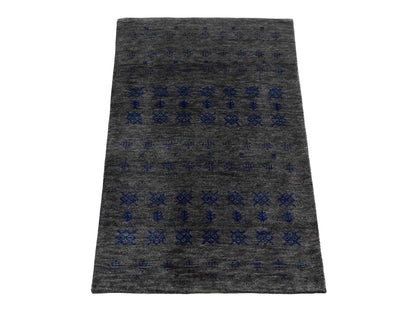 Handgeknüpfter Indo Loribaft Orientteppich von Khademi aus Wolle, grau. Geometrisches Nomaden-Design. Von Hand geknüpft in Indien. Größe: 93x58cm. Teppichnummer: KB4-1762. Verkauf durch Jupiter Intl.