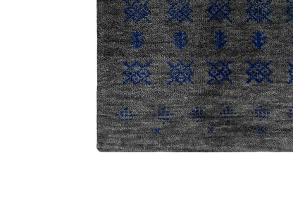 Handgeknüpfter Indo Loribaft Orientteppich von Khademi aus Wolle, grau. Geometrisches Nomaden-Design. Von Hand geknüpft in Indien. Größe: 93x58cm. Teppichnummer: KB4-1762. Verkauf durch Jupiter Intl.