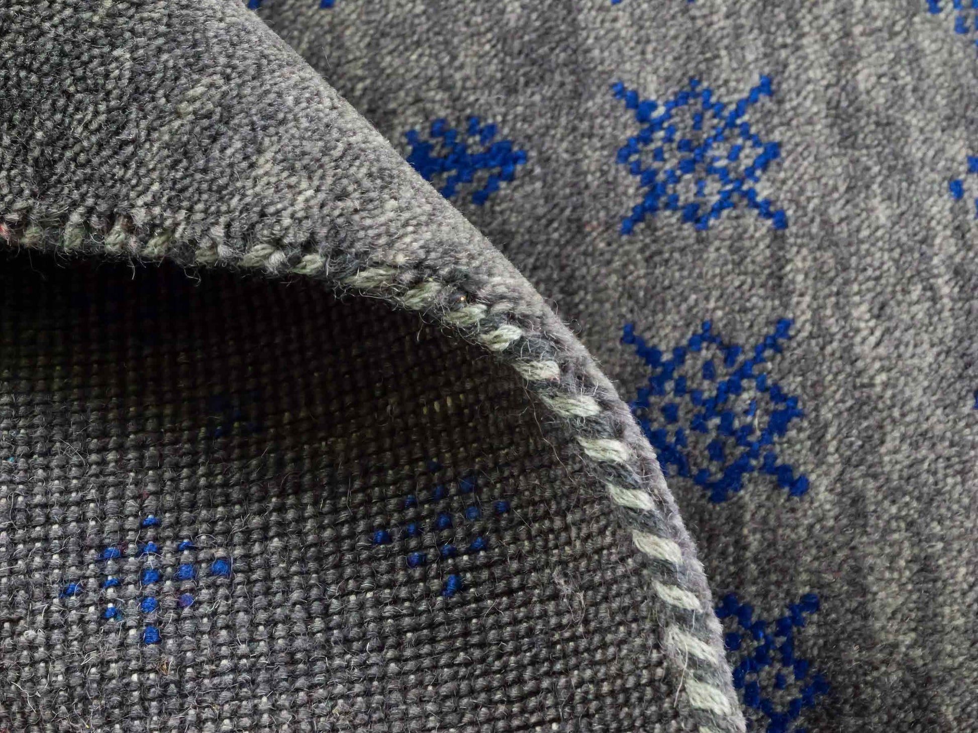 Handgeknüpfter Indo Loribaft Orientteppich von Khademi aus Wolle, grau. Geometrisches Nomaden-Design. Von Hand geknüpft in Indien. Größe: 93x58cm. Teppichnummer: KB4-1762. Verkauf durch Jupiter Intl.