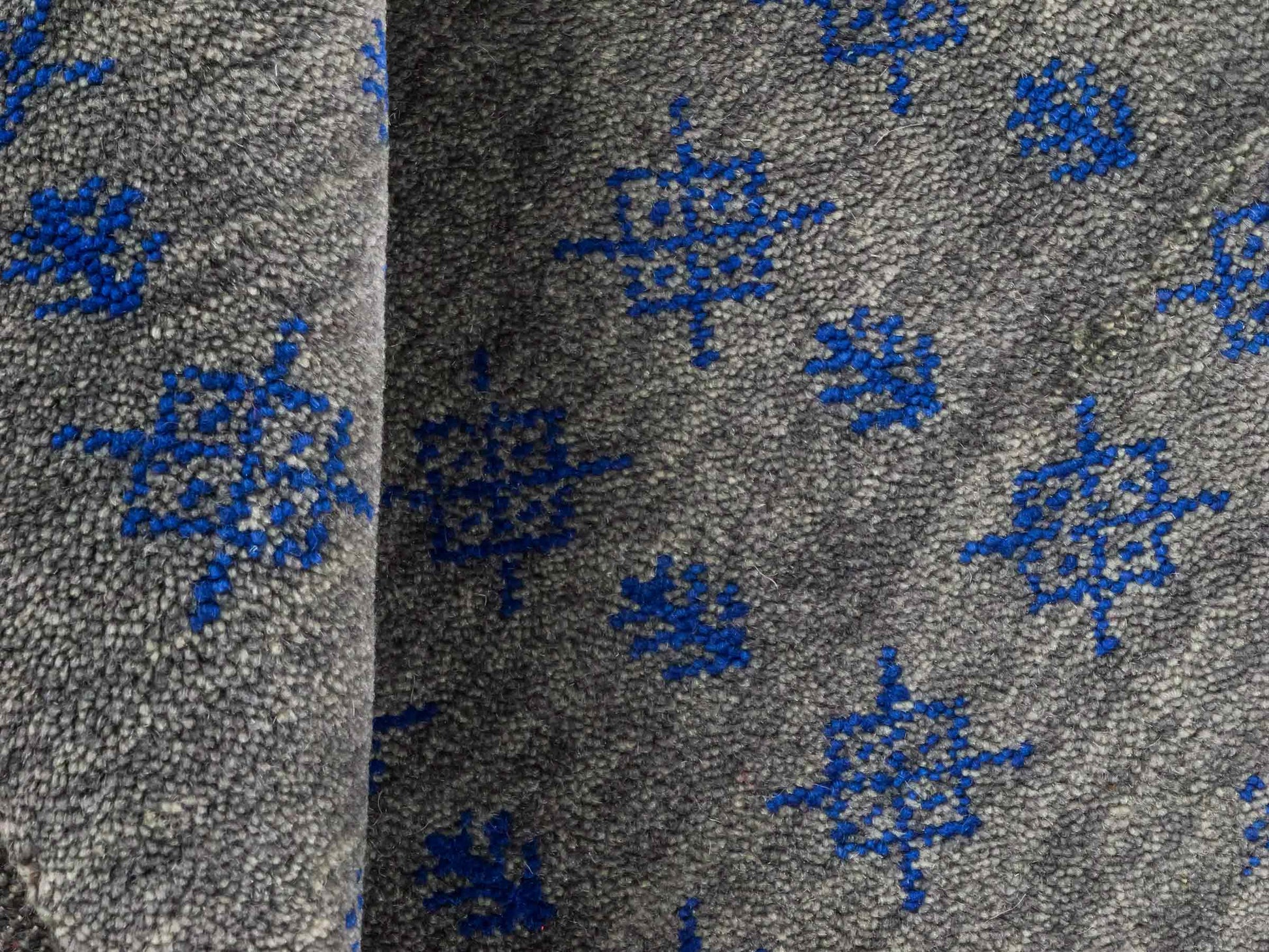 Handgeknüpfter Indo Loribaft Orientteppich von Khademi aus Wolle, grau. Geometrisches Nomaden-Design. Von Hand geknüpft in Indien. Größe: 93x58cm. Teppichnummer: KB4-1762. Verkauf durch Jupiter Intl.