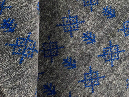 Handgeknüpfter Indo Loribaft Orientteppich von Khademi aus Wolle, grau. Geometrisches Nomaden-Design. Von Hand geknüpft in Indien. Größe: 93x58cm. Teppichnummer: KB4-1762. Verkauf durch Jupiter Intl.