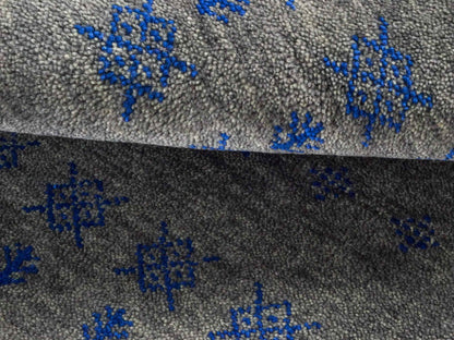 Handgeknüpfter Indo Loribaft Orientteppich von Khademi aus Wolle, grau. Geometrisches Nomaden-Design. Von Hand geknüpft in Indien. Größe: 93x58cm. Teppichnummer: KB4-1762. Verkauf durch Jupiter Intl.