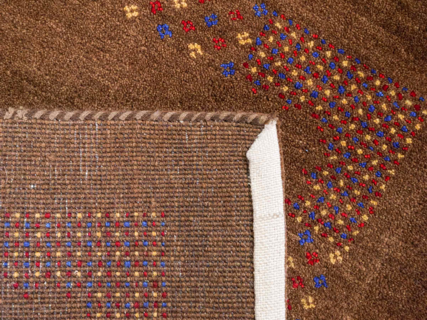 Handgeknüpfter Indo Loribaft Orientteppich von Khademi aus Wolle, braun. Geometrisches Nomaden-Design. Von Hand geknüpft in Indien. Größe: 93x60cm. Teppichnummer: KB4-1717. Verkauf durch Jupiter Intl.