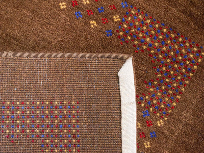 Handgeknüpfter Indo Loribaft Orientteppich von Khademi aus Wolle, braun. Geometrisches Nomaden-Design. Von Hand geknüpft in Indien. Größe: 93x60cm. Teppichnummer: KB4-1717. Verkauf durch Jupiter Intl.