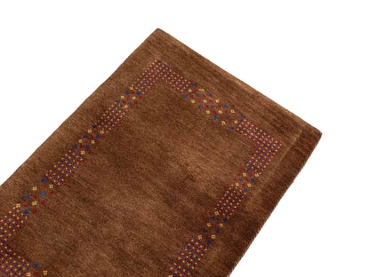 Handgeknüpfter Indo Loribaft Orientteppich von Khademi aus Wolle, braun. Geometrisches Nomaden-Design. Von Hand geknüpft in Indien. Größe: 93x60cm. Teppichnummer: KB4-1717. Verkauf durch Jupiter Intl.