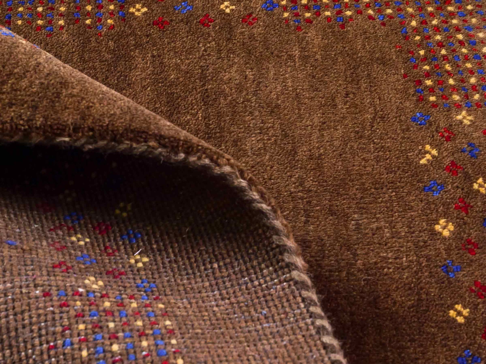 Handgeknüpfter Indo Loribaft Orientteppich von Khademi aus Wolle, braun. Geometrisches Nomaden-Design. Von Hand geknüpft in Indien. Größe: 93x60cm. Teppichnummer: KB4-1717. Verkauf durch Jupiter Intl.