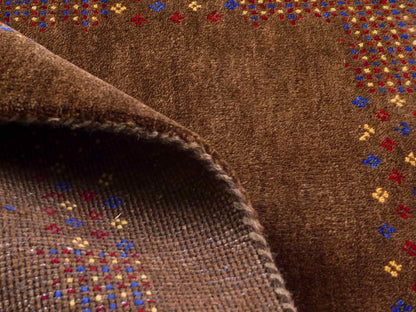 Handgeknüpfter Indo Loribaft Orientteppich von Khademi aus Wolle, braun. Geometrisches Nomaden-Design. Von Hand geknüpft in Indien. Größe: 93x60cm. Teppichnummer: KB4-1717. Verkauf durch Jupiter Intl.