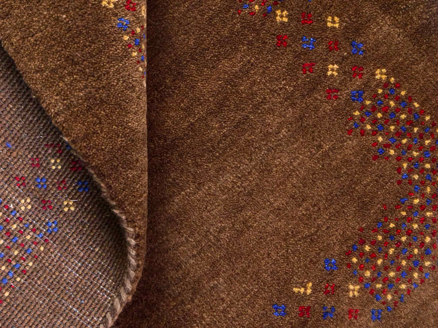 Handgeknüpfter Indo Loribaft Orientteppich von Khademi aus Wolle, braun. Geometrisches Nomaden-Design. Von Hand geknüpft in Indien. Größe: 93x60cm. Teppichnummer: KB4-1717. Verkauf durch Jupiter Intl.