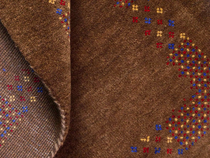 Handgeknüpfter Indo Loribaft Orientteppich von Khademi aus Wolle, braun. Geometrisches Nomaden-Design. Von Hand geknüpft in Indien. Größe: 93x60cm. Teppichnummer: KB4-1717. Verkauf durch Jupiter Intl.