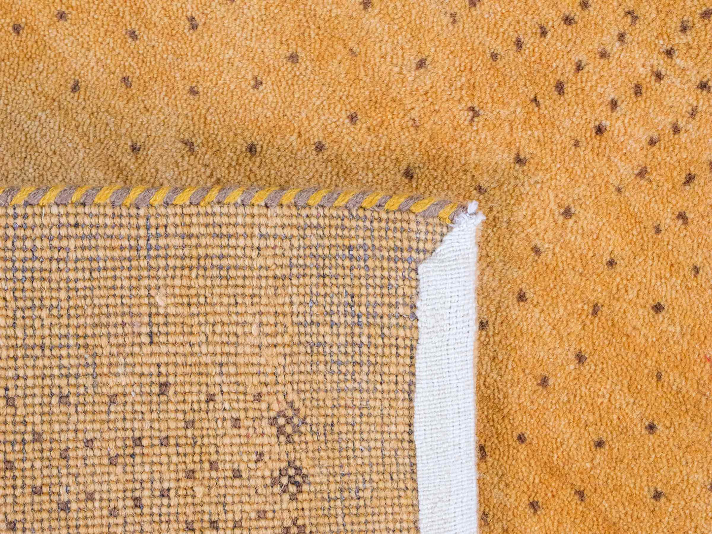 Handgeknüpfter Indo Loribaft Orientteppich von Khademi aus Wolle, gold. Geometrisches Nomaden-Design. Von Hand geknüpft in Indien. Größe: 93x60cm. Teppichnummer: KB4-1720. Verkauf durch Jupiter Intl.