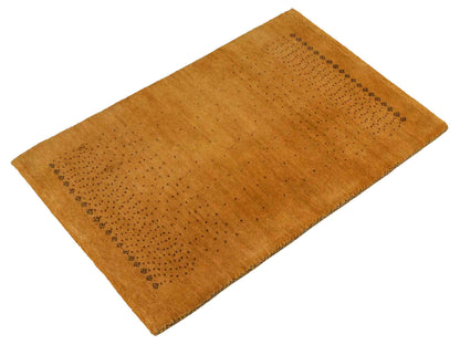 Handgeknüpfter Indo Loribaft Orientteppich von Khademi aus Wolle, gold. Geometrisches Nomaden-Design. Von Hand geknüpft in Indien. Größe: 93x60cm. Teppichnummer: KB4-1720. Verkauf durch Jupiter Intl.