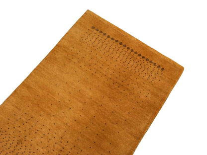 Handgeknüpfter Indo Loribaft Orientteppich von Khademi aus Wolle, gold. Geometrisches Nomaden-Design. Von Hand geknüpft in Indien. Größe: 93x60cm. Teppichnummer: KB4-1720. Verkauf durch Jupiter Intl.