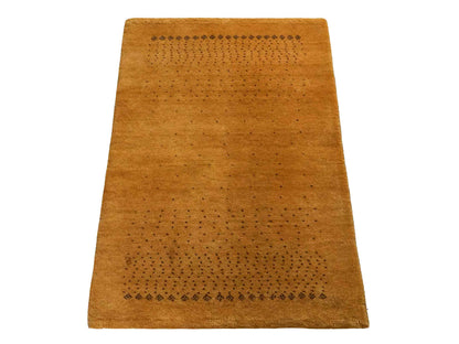 Handgeknüpfter Indo Loribaft Orientteppich von Khademi aus Wolle, gold. Geometrisches Nomaden-Design. Von Hand geknüpft in Indien. Größe: 93x60cm. Teppichnummer: KB4-1720. Verkauf durch Jupiter Intl.