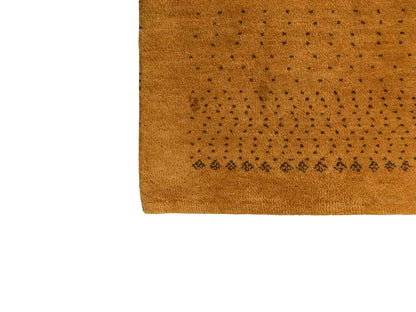 Handgeknüpfter Indo Loribaft Orientteppich von Khademi aus Wolle, gold. Geometrisches Nomaden-Design. Von Hand geknüpft in Indien. Größe: 93x60cm. Teppichnummer: KB4-1720. Verkauf durch Jupiter Intl.