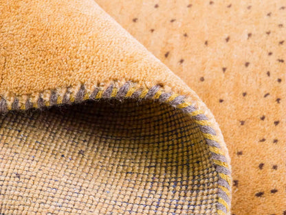 Handgeknüpfter Indo Loribaft Orientteppich von Khademi aus Wolle, gold. Geometrisches Nomaden-Design. Von Hand geknüpft in Indien. Größe: 93x60cm. Teppichnummer: KB4-1720. Verkauf durch Jupiter Intl.