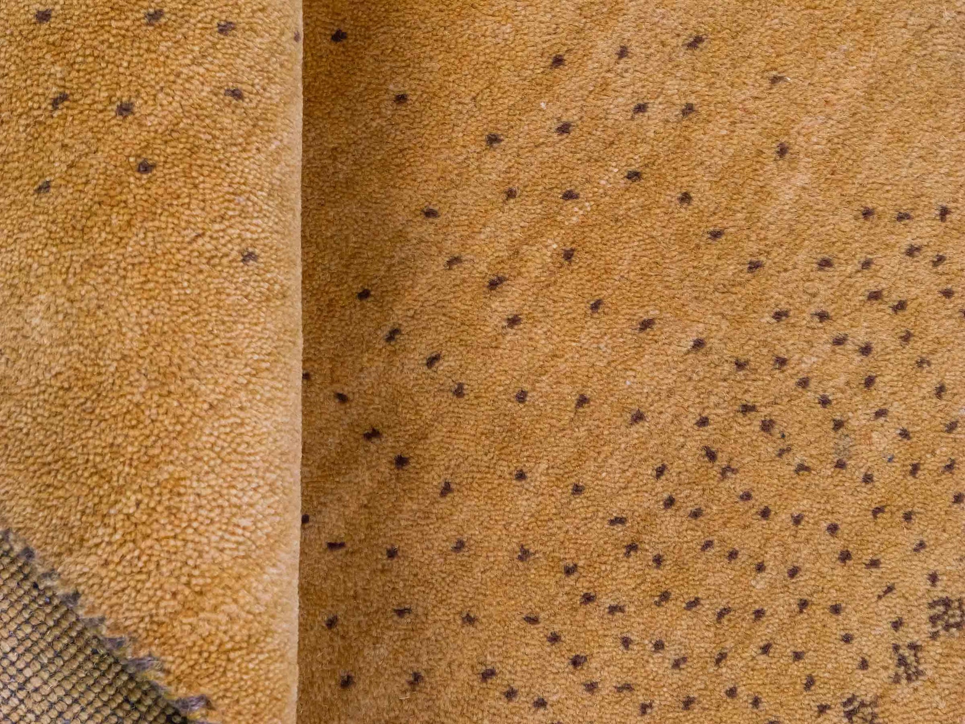 Handgeknüpfter Indo Loribaft Orientteppich von Khademi aus Wolle, gold. Geometrisches Nomaden-Design. Von Hand geknüpft in Indien. Größe: 93x60cm. Teppichnummer: KB4-1720. Verkauf durch Jupiter Intl.