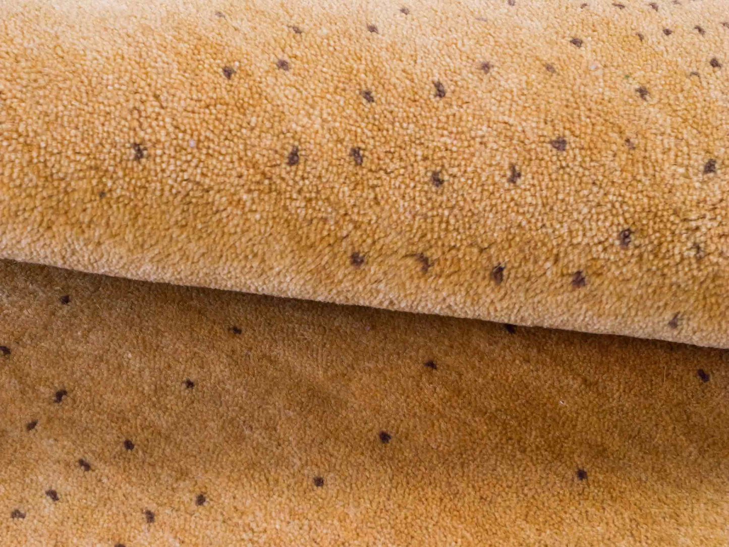 Handgeknüpfter Indo Loribaft Orientteppich von Khademi aus Wolle, gold. Geometrisches Nomaden-Design. Von Hand geknüpft in Indien. Größe: 93x60cm. Teppichnummer: KB4-1720. Verkauf durch Jupiter Intl.