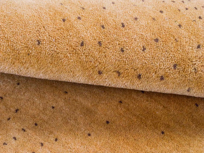 Handgeknüpfter Indo Loribaft Orientteppich von Khademi aus Wolle, gold. Geometrisches Nomaden-Design. Von Hand geknüpft in Indien. Größe: 93x60cm. Teppichnummer: KB4-1720. Verkauf durch Jupiter Intl.