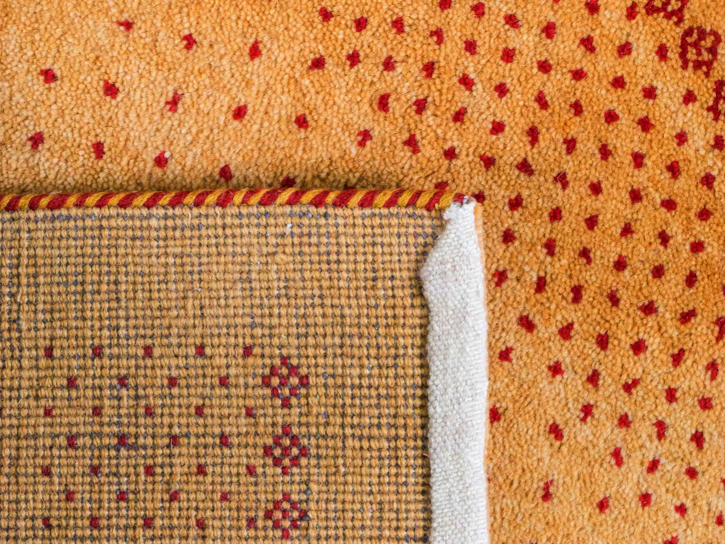 Handgeknüpfter Indo Loribaft Orientteppich von Khademi aus Wolle, gold. Geometrisches Nomaden-Design. Von Hand geknüpft in Indien. Größe: 93x60cm. Teppichnummer: KB4-1759. Verkauf durch Jupiter Intl.