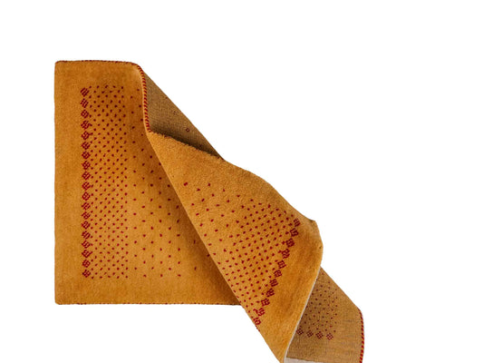 Handgeknüpfter Indo Loribaft Orientteppich von Khademi aus Wolle, gold. Geometrisches Nomaden-Design. Von Hand geknüpft in Indien. Größe: 93x60cm. Teppichnummer: KB4-1759. Verkauf durch Jupiter Intl.