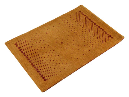 Handgeknüpfter Indo Loribaft Orientteppich von Khademi aus Wolle, gold. Geometrisches Nomaden-Design. Von Hand geknüpft in Indien. Größe: 93x60cm. Teppichnummer: KB4-1759. Verkauf durch Jupiter Intl.