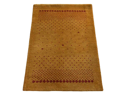Handgeknüpfter Indo Loribaft Orientteppich von Khademi aus Wolle, gold. Geometrisches Nomaden-Design. Von Hand geknüpft in Indien. Größe: 93x60cm. Teppichnummer: KB4-1759. Verkauf durch Jupiter Intl.