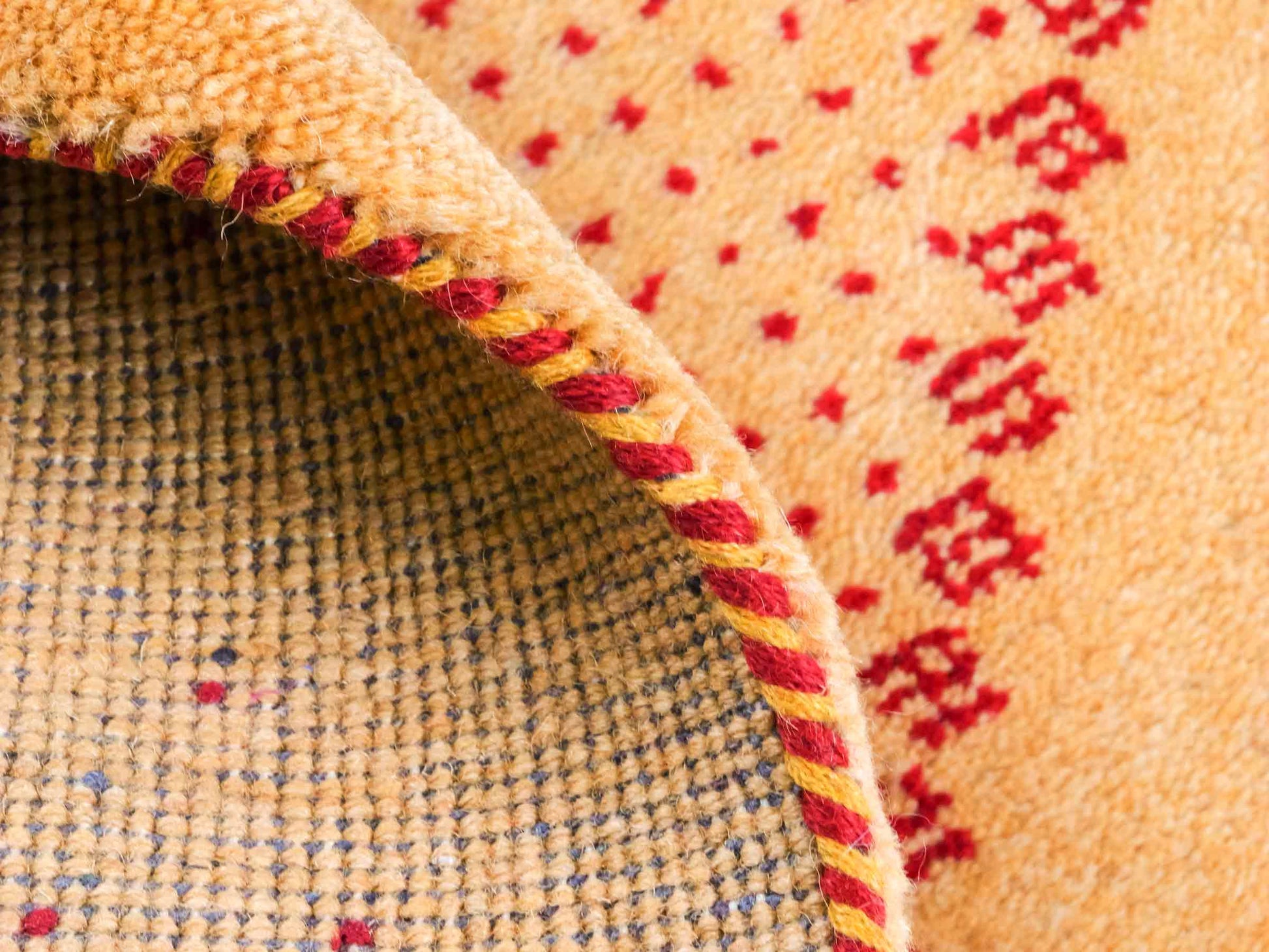 Handgeknüpfter Indo Loribaft Orientteppich von Khademi aus Wolle, gold. Geometrisches Nomaden-Design. Von Hand geknüpft in Indien. Größe: 93x60cm. Teppichnummer: KB4-1759. Verkauf durch Jupiter Intl.